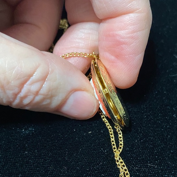 Vintage Gold Cameo Locket 18” Necklace - Picture 6 of 12